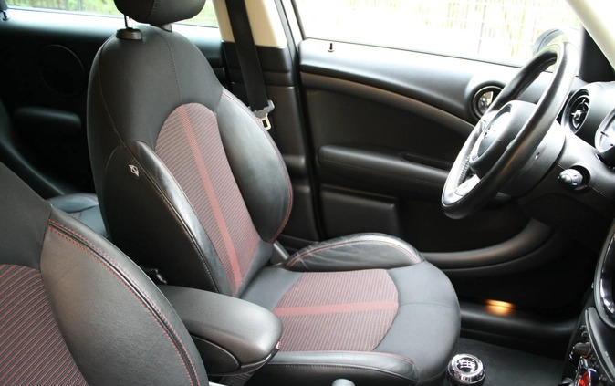 MINI Countryman cena 53900 przebieg: 146000, rok produkcji 2016 z Józefów małe 436